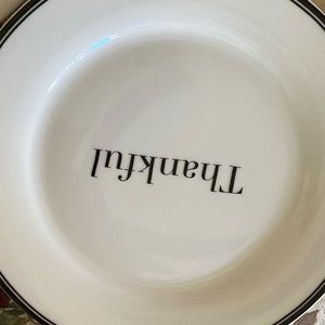 8 Williams & Sonoma 9 inch plates. 4 with Thankful & 4 Grateful .